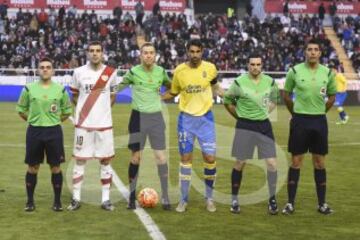 El árbitro Iglesias Villanueva acompañado por sus asistentes Costoya Rodríguez y Ramos Ferreiros, el cuarto árbitro Caparrós Hernández y los capitanes Trashorras y Valerón. 