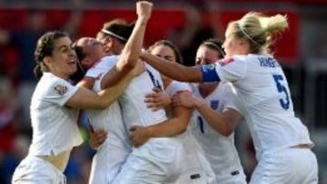 Lucy Bronze celebrando su gol