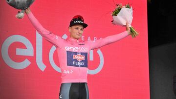 Mathieu van der Poel, en el podio del Giro de Italia.