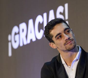 El patinador madrileño y uno de los deportistas más importantes de nuestro deporte se ha despedido oficialmente de la competición en un emotivo acto celebrado en el Palacio de Hielo. Javi se despide de la competición tras conseguir un bronce en los Juegos