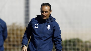 Oltra, en un entrenamiento con el Granada.