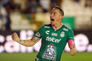 MEX3588. LEÓN (MÉXICO), 26/10/2024.- Andrés Guardado de León celebra un gol ante Querétaro, este sábado durante un partido de la jornada 14 del torneo Apertura 2024 de la Liga MX, disputado en el estadio León, en León (México). EFE/Luis Ramírez
