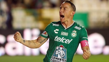 MEX3588. LEÓN (MÉXICO), 26/10/2024.- Andrés Guardado de León celebra un gol ante Querétaro, este sábado durante un partido de la jornada 14 del torneo Apertura 2024 de la Liga MX, disputado en el estadio León, en León (México). EFE/Luis Ramírez