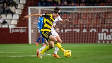 Sergi Enrich controla un balón ante la presencia de un jugador del Albacete.