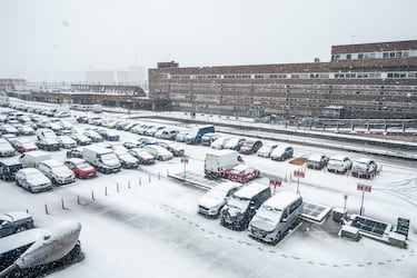 El aparcamiento de la estación de Chamartín con los coches cubiertos de nieve.