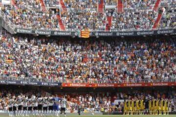 Los asistentes al estadio de Mestalla y los jugadores del Valencia y del Atlético de Madrid guardan un minuto de silencio por la muerte del exentrenador del FC Barcelona 'Tito' Vilanova, fallecido el viernes en Barcelona, momentos antes del partido de la trigésima quinta jornada de liga de Primera División, disputado esta tarde en Valencia.