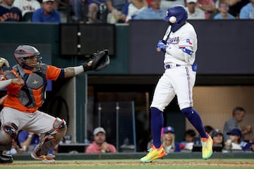 Adolis García, de los Texas Rangers, trata de esquivar, sin éxito, la bola que Bryan Abreu, de los Houston Astros,
lanza contra su cuerpo. Esta acción provocó una tangana, con los jugadores de ambos equipos saliendo de los banquillos para calmar las aguas. Los Astros ganaron el partido y lideran las finales de conferencia de la MLB por 3-2