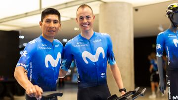 Los ciclistas Nairo Quintana y Enric Mas posan durante la presentación del Movistar