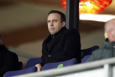 El otro defensa central de aquella zaga titular se retiró en 2015. Tras pasar por el Hamburgo, en 2011 recayó en las filas del Málaga, donde jugó dos temporadas. Para la temporada 2013/2014 lo fichó el Feyenord, equipo en el que terminó su carrera deportiva.