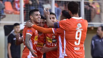 El jugador de Cobreloa Christopher Diaz celebra con sus compañeros luego de convertir un gol.