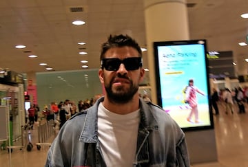 Gerard Piqué y Clara Chía llegan a Barcelona tras pasar disfrutar de unos días en París. El defensor del Fútbol Club Barcelona ya no esconde a su nuevo amor.