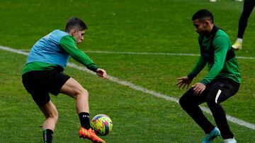 Íñigo y Juergen, del Racing, en un partidillo en El Sardinero.
