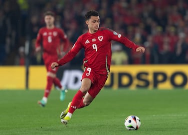 El talentoso jugador del Tottenham es el heredero natural de Gareth Bale en Gales. Cerca tuvo su presencia en la Eurocopa, pero los malditos penaltis ante Polonia acabaron con su sueño. Por edad, talento y capacidades, todavía tiene margen para ser una estrella del torneo en futuras ediciones. 