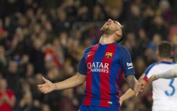 El delantero del F. C. Barcelona, Paco Alcácer, celebra el quinto gol del equipo blaugrana