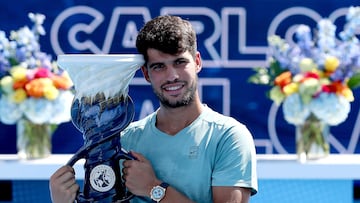 MASON, OHIO - AUGUST 18: Carlos Alcaraz of Spain poses with the Rookwood Cup after his win over Jannik Sinner of Italy during the men's final of the Cincinnati Open at Lindner Family Tennis Center on August 18, 2025 in Mason, Ohio. Matthew Stockman/Getty Images/AFP (Photo by MATTHEW STOCKMAN / GETTY IMAGES NORTH AMERICA / Getty Images via AFP)