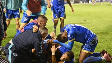 OURENSE, 28/10/2025.- Jugadores del Ourense celebran tras marcar ante el Oviedo, durante el partido de primera ronda de la Copa del Rey fútbol que Ourense CF y Real Oviedo disputan este miércoles en el estadio de O Couto. EFE/Brais Lorenzo