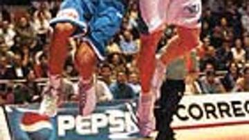 <b>FAJADORES.</B> Nocioni logra un enceste ante su compatriota Jasen.