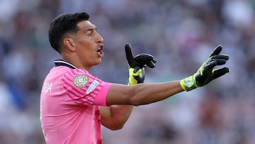 PASADENA, CALIFORNIA - JUNE 17: Esteban Andrada #1 of CF Monterrey gives the team instructions during the FIFA Club World Cup 2025 group E match between CF Monterrey and FC Internazionale Milano at Rose Bowl Stadium on June 17, 2025 in Pasadena, California. Stu Forster/Getty Images/AFP (Photo by Stu Forster / GETTY IMAGES NORTH AMERICA / Getty Images via AFP)