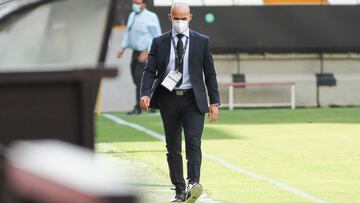 Paco J&eacute;mez, caminando hacia el banquillo.