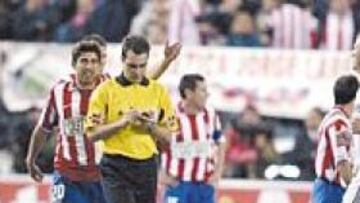 <b>ÚLTIMO ENCUENTRO. </b>Moreno Delgado no dejó contento al Atlético en el último derby en el Calderón.