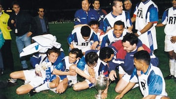 El nombre del Auxerre va indudablemente ligado al de Guy Roux. El entrenador franc谷s estuvo al frente del equipo durante nada m芍s y nada menos que 44 a?os. En el f迆tbol profesional s車lo Fred Everiss le supera, que entren車 al West Bromwich Albion durante 46 a?os. Los a?os de Roux dirigiendo al equipo fueron los de m芍ximo esplendor, llev芍ndolo de ser un equipo amateur a llegar al f迆tbol profesional, donde incluso gan車 trofeos: una Liga, cuatro Copas y una Supercopa de Francia. Para el recuerdo, la temporada 1995-96, en la que el equipo se coron車 con el doblete con jugadores mundialmente conocidos como Guivarch, Blanc, Martins, West, Lamouchi...