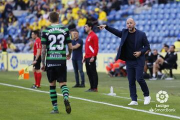 José Alberto, entrenador del Racing, dando instrucciones a su lateral derecho, Dani Fernández, en Las Palmas.