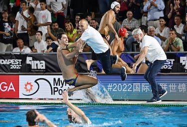 La tercera corona mundial fue a costa de Italia (ante la que se había perdido en 1992, 1994 y 2019) en una final frenética en Hungría, decidida en los penaltis. Fue el broche a un ciclo de cuatro años espectacular, en el que también cayeron una plata mundialista (2019), un cuarto puesto olímpico y un bronce (2022) y una plata (2020) europeos.