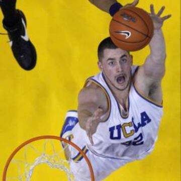 Kevin Love jugando con UCLA durante su temporada universitaria.