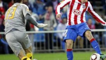 <b>MALA EXPERIENCIA. </b>Forlán le marca al Aris en el duelo del Calderón. La griegos ganaron por 2-3.