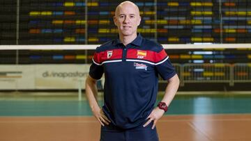 El ya exseleccionador español masculino de voleibol Fernando Muñoz posa en una entrevista para AS.