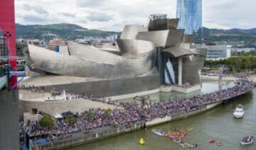 Un clavadista salta durante los entrenamientos de las series mundiales de la Red Bull Cliff Diving, la competición de saltos acrobáticos más importante del mundo, que se disputará el próximo sábado desde una plataforma de 27 metros de altura en el Puente de La Salve de Bilbao. 