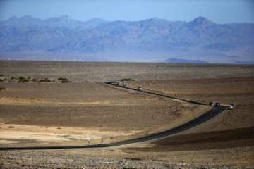 217 km con salida en la Cuenca Badwater (85 m. bajo el nivel del mar) y llegada en el Monte Whitney (4.421 m.) con temperaturas de 49º a la sombra.