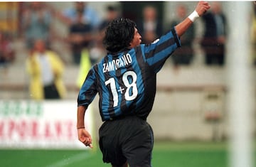 El delantero chileno del Inter se las tuvo que ingeniar para seguir llevando el 9 en la espalda ya que tras la llegada de Ronaldo al club italiano este dorsal fue a parar al brasileño. 