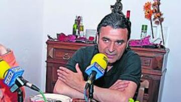 <b>REACCIÓN. </b>Paquito, ayer, posa para AS en el salón del 'Asador 7 de Julio'.