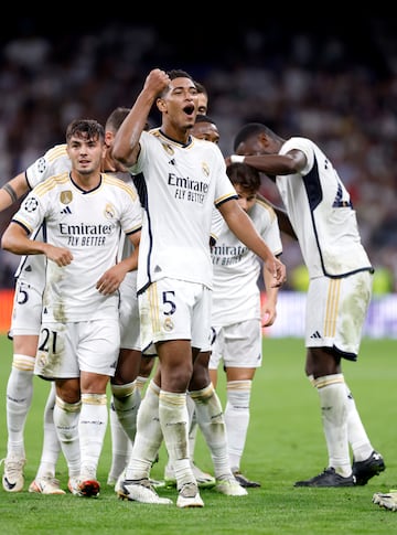 Bellingham celebrando su gol con los jugadores del Real Madrid.