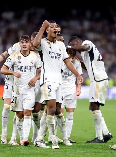 Bellingham celebrando su gol con los jugadores del Real Madrid.