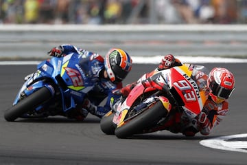 Marc Márquez y Álex Rins durante la carrera. 