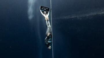 Alenka Artnik durante su récord de apnea en monoaleta