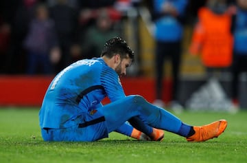 3-0. Alisson Becker desoaldo tras el tercer gol de Roberto Firmino.