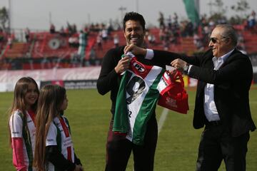 El jugador de Palestino Jose Luis Jimenez, es presentado junto su familia en el estadio La Cisterna de Santiago, Chile.