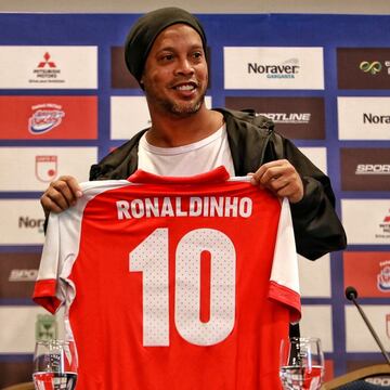 Ronaldinho se encuentra en Bogotá para disputar un partido entre Santa Fe y Atlético Nacional. El brasileño dio una rueda de prensa junto al presidente del equipo 'Cardenal' Eduardo Méndez.