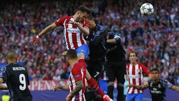 Saúl remata contra el Real Madrid.