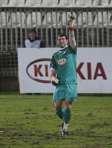 En 2010 ficha por el Atlético de Madrid B donde permaneció dos temporadas como titular y  alguna convocatoria con el primer equipo.