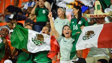 EVE4479. SANTIAGO DE LOS CABALLEROS (REPÚBLICA DOMINICANA), 20/10/2024.- Hinchas de México sostienen banderas este domingo, en un partido del grupo A de la Copa Mundial Femenina sub-17 entre las selecciones de República Dominicana y Nueva Zelanda en el estadio de Cibao Fútbol Club en Santiago de los Caballeros (República Dominicana). EFE/ Diana Sánchez