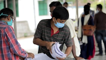 Kolkata (India), 09/09/2020.- Staff distributes exam papers at a government school near Kolkata, India, 09 September 2020. India has the second highest total of confirmed COVID-19 cases. EFE/EPA/PIYAL ADHIKARY