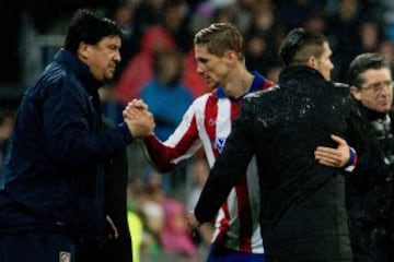 Mono Burgos y Simeone felicitanan Torres en su cambio.