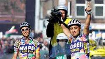 <b>DOBLETE.</B> El Mapei se exhibió con Bettini (derecha) y Garzelli.