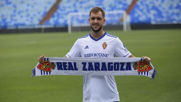 Valent&iacute;n Vada posa con una bufanda del Real Zaragoza en su presentaci&oacute;n en La Romareda.