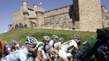 RECORRIDO. El pelotón de la Vuelta a España pasa por el Castillo Templario de Ponferrada.