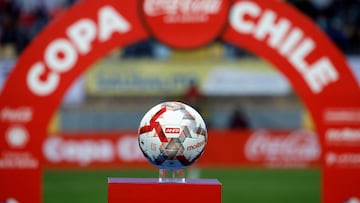Futbol, Glorias Navales vs Universidad Catolica.
Octavos de final, Copa Chile 2024.
La pelota es fotografiada antes del partido de octavos de final de la Copa Chile entre Glorias Navales y Universidad Catolica disputado en el estadio Sausalito de Vina del Mar, Chile.
20/06/2024
Andres Pina/Aton Chile
Football, Glorias Navales vs Universidad Catolica.
Round of 16, 2024 Copa Chile Championship.
The ball is pictured prior to the round of sixteen match of the Copa Chile Championship between Glorias Navales and Universidad Catolica in Vina del Mar, Chile.
20/06/2024
Andres Pina/Aton Chile